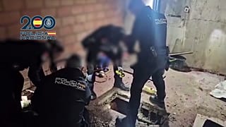 Agentes de la Policía Nacional española se disponen a acceder al narcotúnel.