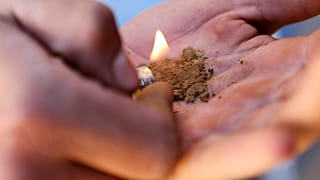 ARCHIVO: Un trabajador inspecciona en su mano un puñado de hachís en la aldea de Bni Ahmed, en el valle de Ketama Abdelghaya, al norte de Marruecos.