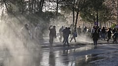 Polizei setzt Wasserwerfer gegen Demonstrierende ein, die gegen das israelische Parlamentsvotum für die Todesstrafe für Palästinenser protestieren.