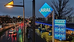 APTOPIX Energiekrise in Deutschland: An einer Tankstelle in Frankfurt stehen die Spritpreise auf der Anzeigetafel, Montag, 30. März 2026.