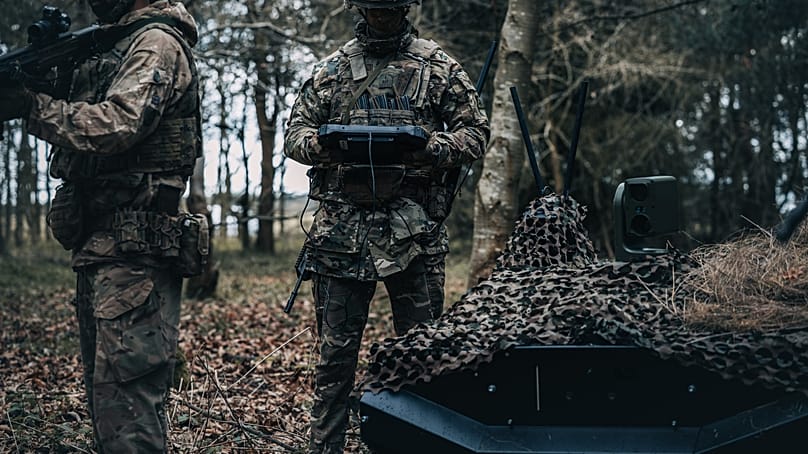 Ein ARX Robotics Landroboter mit Soldaten