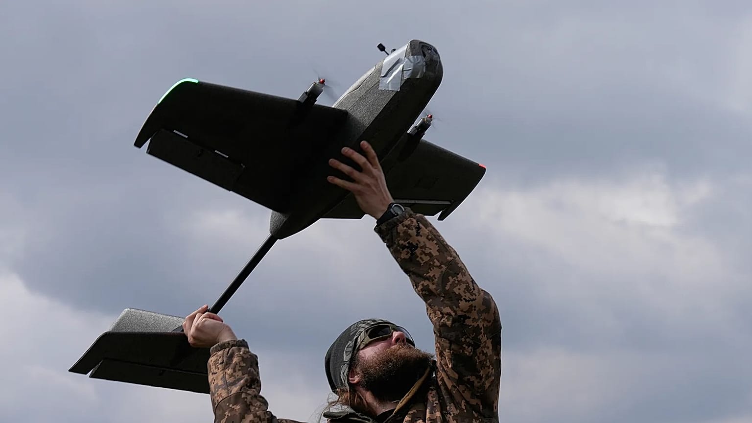 ARQUIVO - Um militar-aluno da Escola Yatagan de Sistemas Aéreos Não Tripulados lança um drone alvo de treino em exercícios na região de Kiev, Ucrânia, 20 de março de 2026