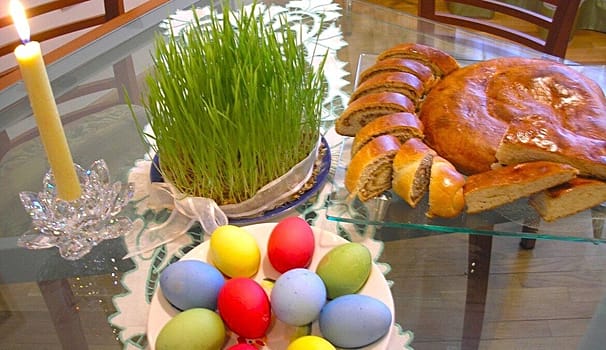 Пасхальный стол с традиционной выпечкой