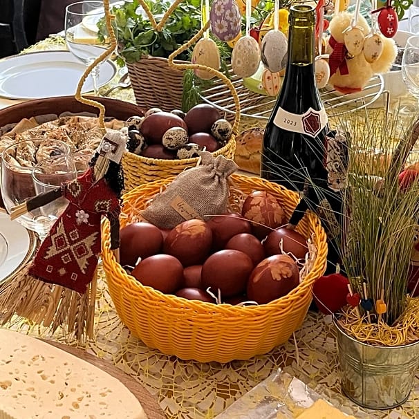 Стол, накрытый к армянской Пасхе