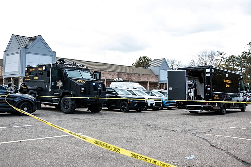 La police intervient sur les lieux de la fusillade au Temple Israel à West Bloomfield, dans le Michigan, le jeudi 12 mars 2026. 