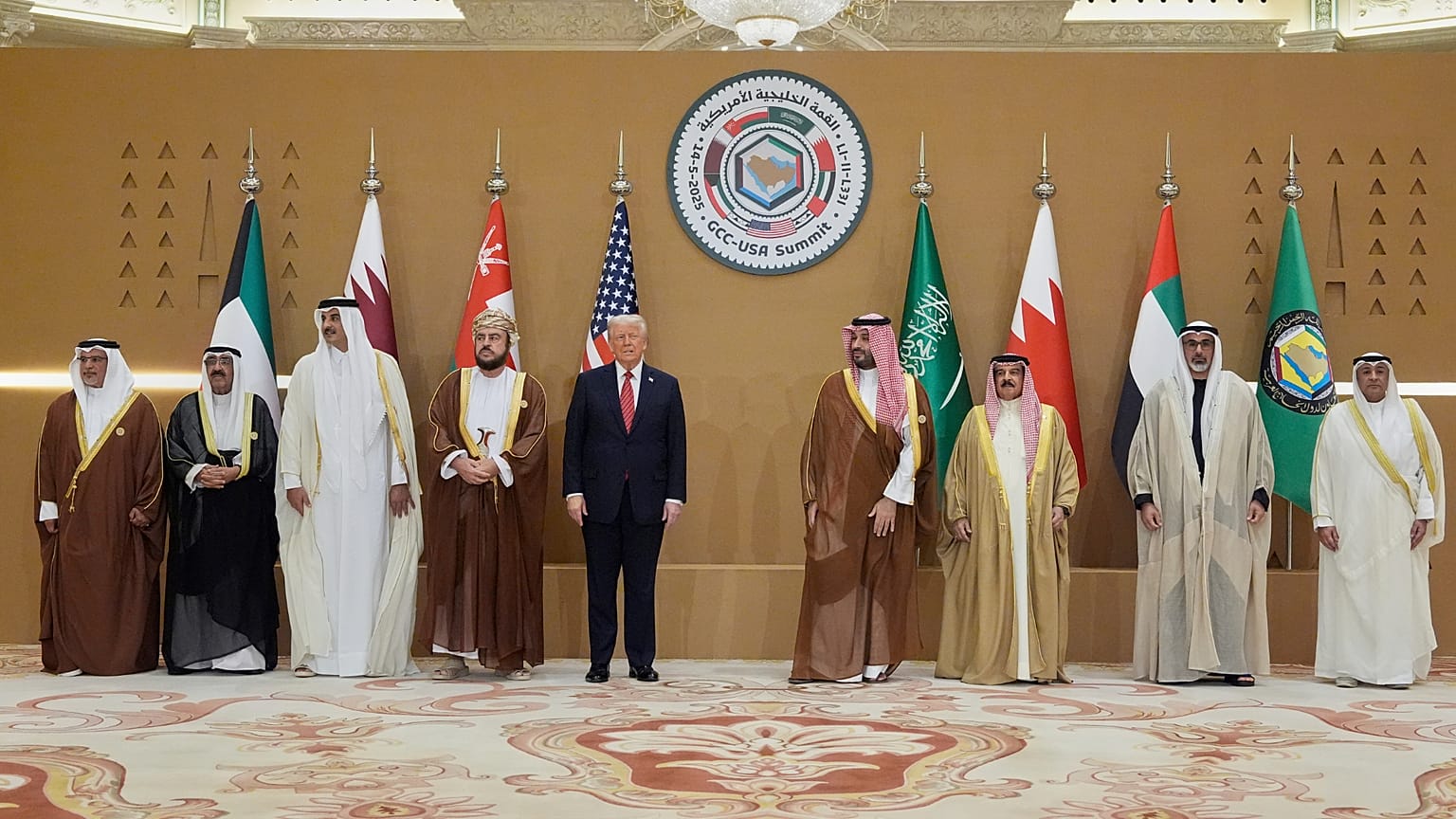 الرئيس الأمريكي دونالد ترامب يشارك في صورة جماعية خلال قمة مجلس التعاون الخليجي في الرياض، إلى جانب قادة خليجيين، الأربعاء 14 مايو/أيار 2025.