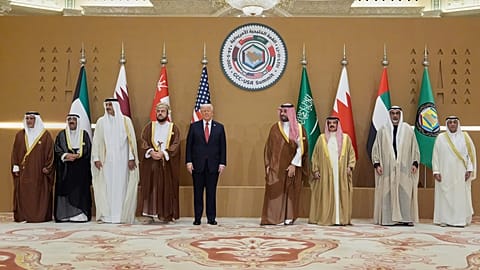 الرئيس الأمريكي دونالد ترامب يشارك في صورة جماعية خلال قمة مجلس التعاون الخليجي في الرياض، إلى جانب قادة خليجيين، الأربعاء 14 مايو/أيار 2025.
