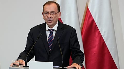 Zdj. archiwalne: Ówczesny minister spraw wewnętrznych Polski Mariusz Kamiński rozmawia z dziennikarzami, 28 sierpnia 2023 r. 