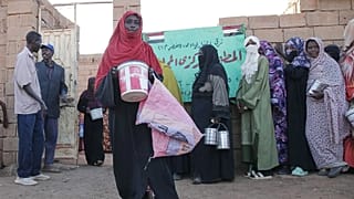 امرأة تحمل الطعام أثناء مغادرتها مطبخًا خيريًا في الخرطوم، السودان، الأربعاء 21 يناير 2026.