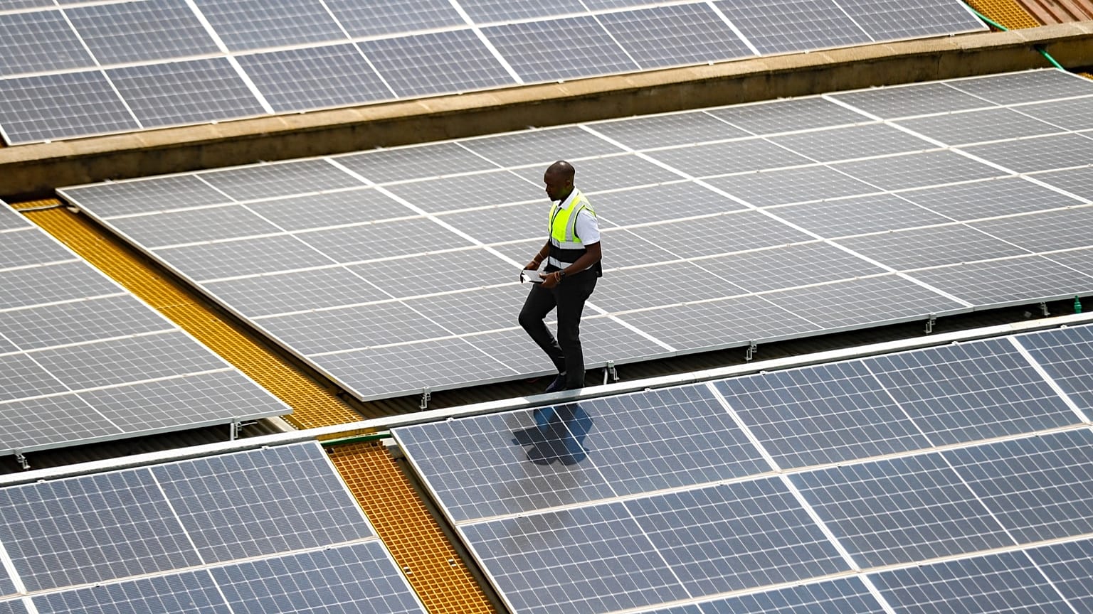 Nairobi, Kenya: le technicien de CP Solar Mark Munyua inspecte des panneaux solaires sur le toit d’une entreprise, vendredi 1er septembre 2023