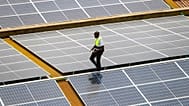Ο τεχνικός της CP Solar, Μαρκ Μουνιούα, επιθεωρεί ηλιακά πάνελ στην ταράτσα εταιρείας στο Ναϊρόμπι, Κένυα, 1 Σεπτεμβρίου 2023.