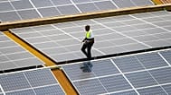 مارک مونیوا، تکنسین شرکت CP Solar، روز جمعه اول سپتامبر ۲۰۲۳ پنل‌های خورشیدی روی سقف یک شرکت در نایروبی کنیا را بررسی می‌کند.