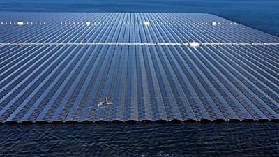 Pływająca farma fotowoltaiczna na jeziorze Cottbuser Ostsee koło Chociebuża w Niemczech, 16 października 2024 r.