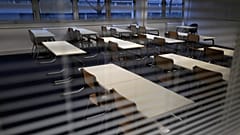 Un aula vacía en MHS, el instituto privado Meo, en París, el martes 9 de febrero de 2021. (foto ilustrativa)