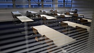 Une salle de classe vide est photographiée au MHS, le lycée privé Meo High School, à Paris, le mardi 9 février 2021. (photo d'illustration)