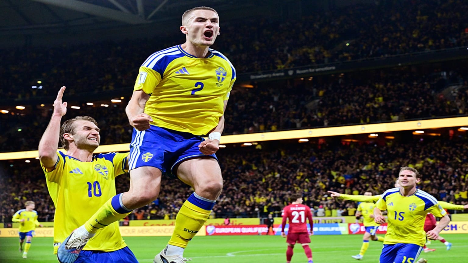 Gustaf Lagerbielke po strzeleniu drugiej bramki podczas finałowego meczu barażowego o awans do mistrzostw świata w piłce nożnej pomiędzy Szwecją a Polską.