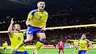 Gustaf Lagerbielke po strzeleniu drugiej bramki podczas finałowego meczu barażowego o awans do mistrzostw świata w piłce nożnej pomiędzy Szwecją a Polską.