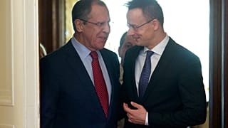 ARŞİV: Rusya Dışişleri Bakanı Sergey Lavrov (solda), Macar mevkidaşı Peter Szijjarto'yu Rusya'nın başkenti Moskova'da görüşmeleri sırasında karşılıyor. 