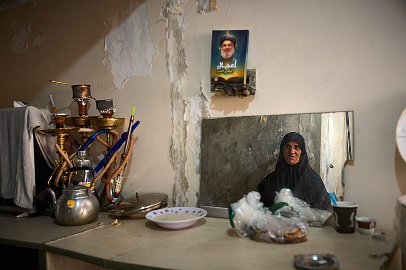  امرأة نازحة من ضاحية حارة حريك الجنوبية في بيروت تظهر صورتها منعكسة في مرآة داخل مستشفى تم تحويله إلى مأوى في بيروت، لبنان، يوم الجمعة 27 مارس 2026. 