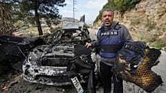 Ein Journalist trägt verkohlte Sicherheitsausrüstung nach einem israelischen Luftangriff auf ein Auto, bei dem zwei Journalisten getötet wurden, in der südlibanesischen Stadt Jezzine, Samstag, 28. März 2026.
