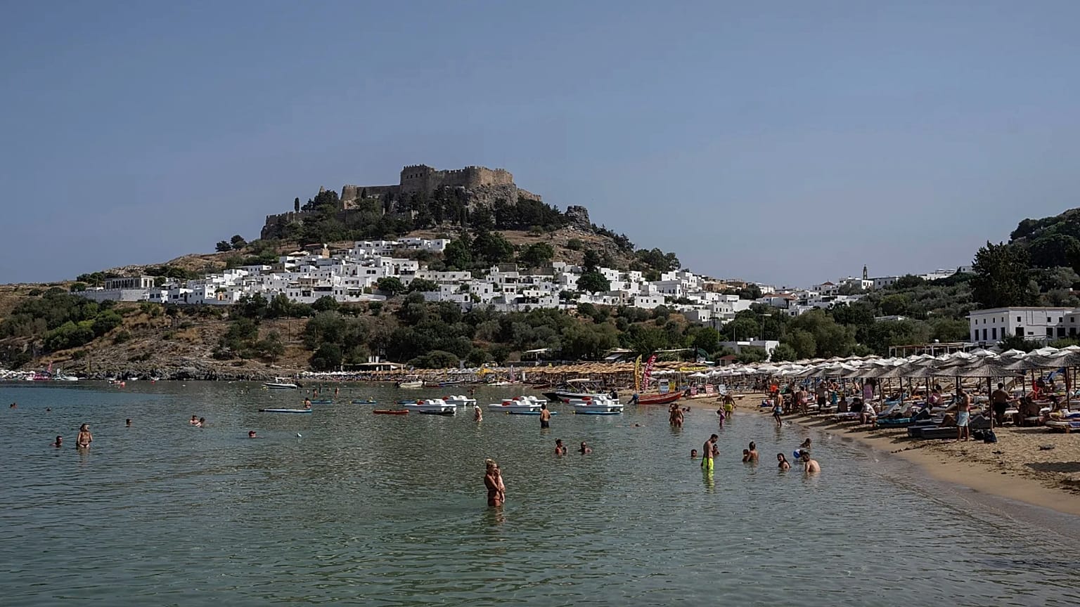 ARŞİV - Turistler, Rodos Adası'nda plajın ve denizin tadını çıkarıyor.