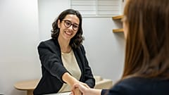 Zwei Personen geben sich die Hand.