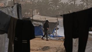 Junger Palästinenser geht durch ein Zeltlager, Gazastreifen, 14. Februar 2026