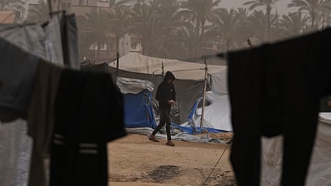 Junger Palästinenser geht durch ein Zeltlager, Gazastreifen, 14. Februar 2026