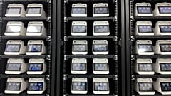 Server-Racks im Rechenzentrum von Cortical Labs in Melbourne
