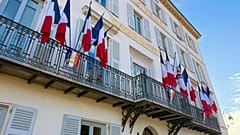 Der Giebel des Rathauses von Cagnes-sur-Mer, wo die europäischen Flaggen vom neuen Bürgermeister Rassemblement National Bryan Masson entfernt wurden. 