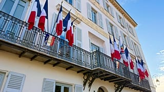 Le fronton de la mairie de Cagnes-sur-Mer où les drapeaux européens ont été retiré par le nouveau maire Rassemblement national Bryan Masson. 
