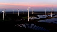 Los aerogeneradores funcionan al amanecer en el parque solar Klettwitz Nord, cerca de Klettwitz, Alemania, el miércoles 16 de octubre de 2024.