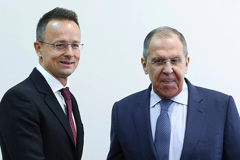 Szijjártó Péter Szergej Lavrov mellett 2024 októberében a Minszki Biztonsági Konferencián 