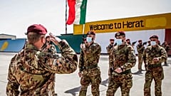 جنود من الجيش الإيطالي يحملون علم لواء فولجور أثناء انسحاب آخر القوات الإيطالية من أفغانستان، في هرات، الثلاثاء 29 يونيو 2021.