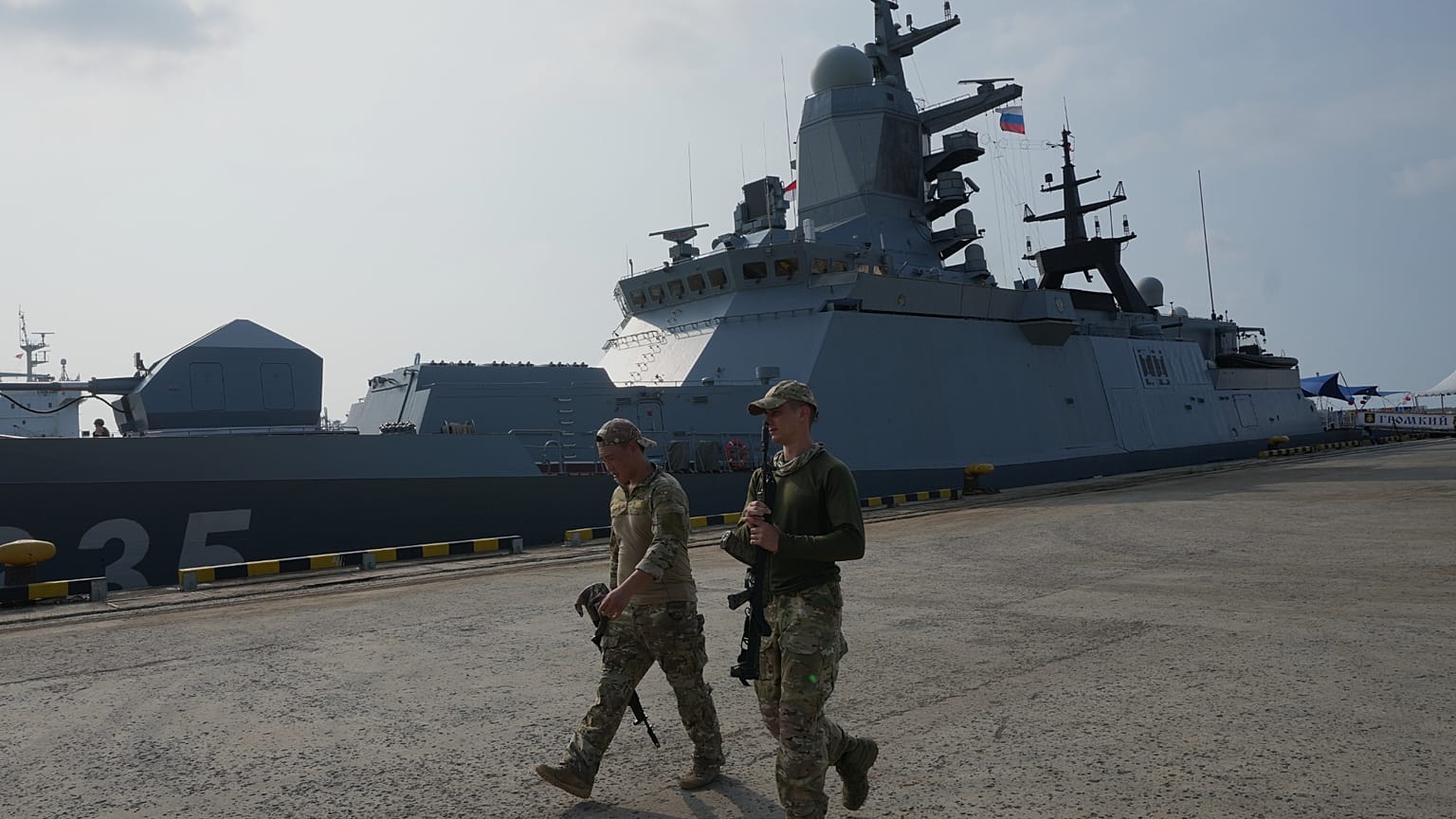 Rosyjski personel przechodzi obok rosyjskiej korwety marynarki wojennej RFS Gromky podczas wizyty w porcie Tanjung Priok w Dżakarcie w Indonezji, wtorek, 31 marca 2026 r.