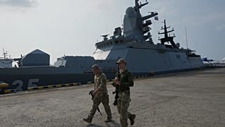 Rosyjski personel przechodzi obok rosyjskiej korwety marynarki wojennej RFS Gromky podczas wizyty w porcie Tanjung Priok w Dżakarcie w Indonezji, wtorek, 31 marca 2026 r.