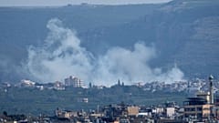  يتصاعد الدخان من قصف المدفعية الإسرائيلية على قرية قلايله، كما يُرى من مدينة صور، جنوب لبنان، السبت 28 مارس 2026.