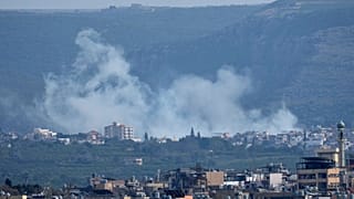  يتصاعد الدخان من قصف المدفعية الإسرائيلية على قرية قلايله، كما يُرى من مدينة صور، جنوب لبنان، السبت 28 مارس 2026.