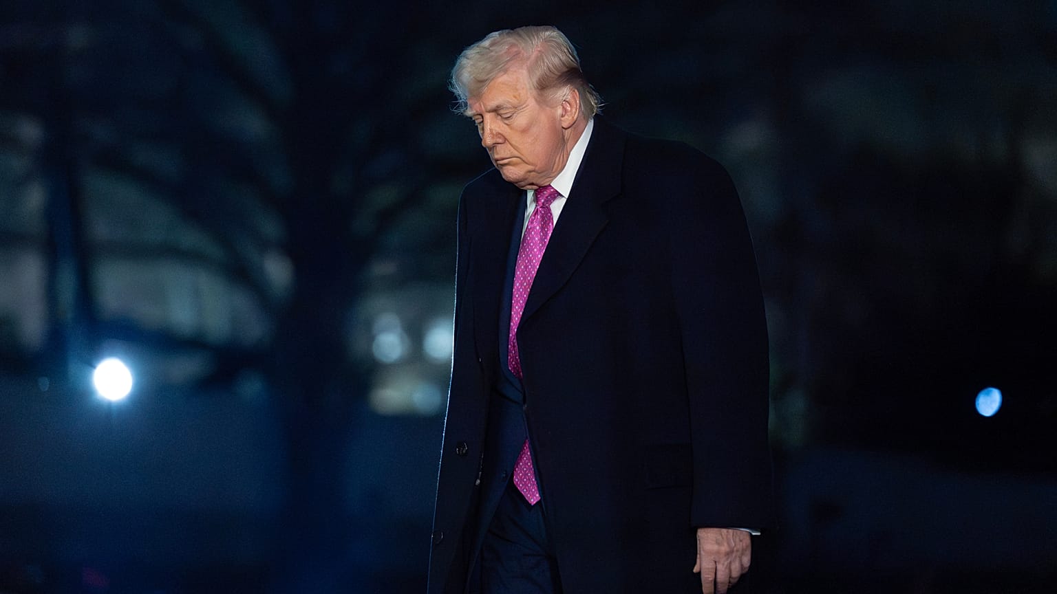 ABD Başkanı Donald Trump, Beyaz Saray'a gelişinin ardından Güney Çimliği'nde yürüyor, 29 Mart 2026.