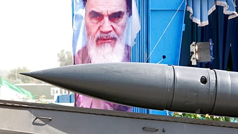  عرض الحرس الثوري الإيراني صاروخاً باليستياً أمام صورة مؤسس الثورة الراحل روح الله الخميني، طهران، إيران، الثلاثاء 22 سبتمبر/أيلول 2009. 