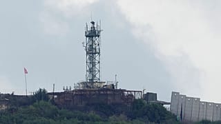  يظهر موقع الجيش الإسرائيلي الذي هاجمه مقاتلو حزب الله من قرية عيطة الشعب اللبنانية الحدودية مع إسرائيل، جنوب لبنان، يوم الأحد 15 أكتوبر/تشرين الأول 2023.