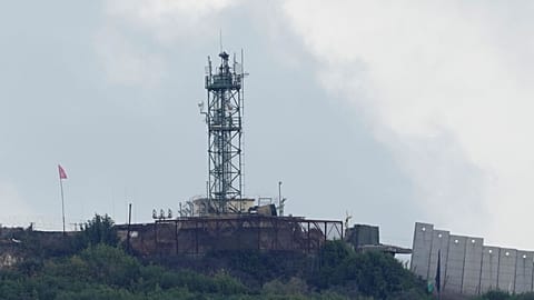  يظهر موقع الجيش الإسرائيلي الذي هاجمه مقاتلو حزب الله من قرية عيطة الشعب اللبنانية الحدودية مع إسرائيل، جنوب لبنان، يوم الأحد 15 أكتوبر/تشرين الأول 2023.