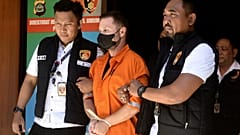 Un hombre escocés identificado como Steven Lyons, descrito como una figura importante en una organización criminal internacional, es escoltado por la Policía