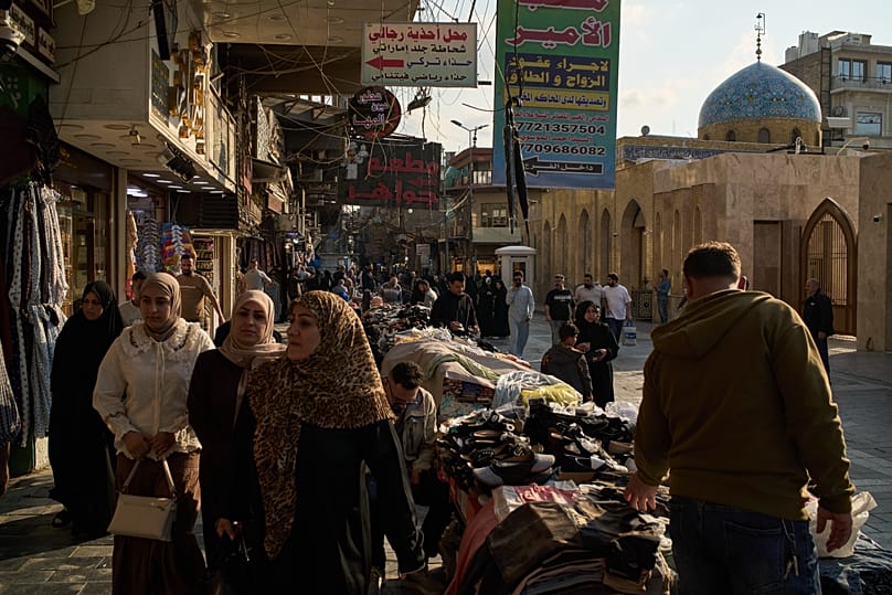 Άνθρωποι περπατούν σε μια τοπική αγορά κοντά στο ιερό Kadhimiya στο ηλιοβασίλεμα στη Βαγδάτη, 31 Μαρτίου 2026