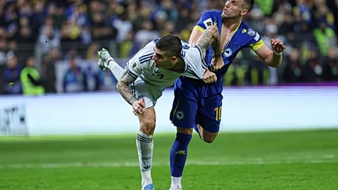 Uno scontro di gioco Gianluca Mancin e il bosniaco Ermedin Demirovic durante lo spareggio dei Mondiali di martedì