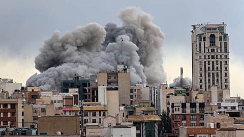 Nach einem Streik in Teheran, Iran, steigt eine Rauchwolke auf, 2. März 2026.