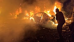 Ein Feuerwehrmann löscht ein Auto am Ort israelischer Luftangriffe in Beirut, Libanon, Mittwoch, 1. April 2026.