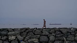 صف کشتی‌ها و نفتکش‌ها پیش از ورود به تنگه هرمز