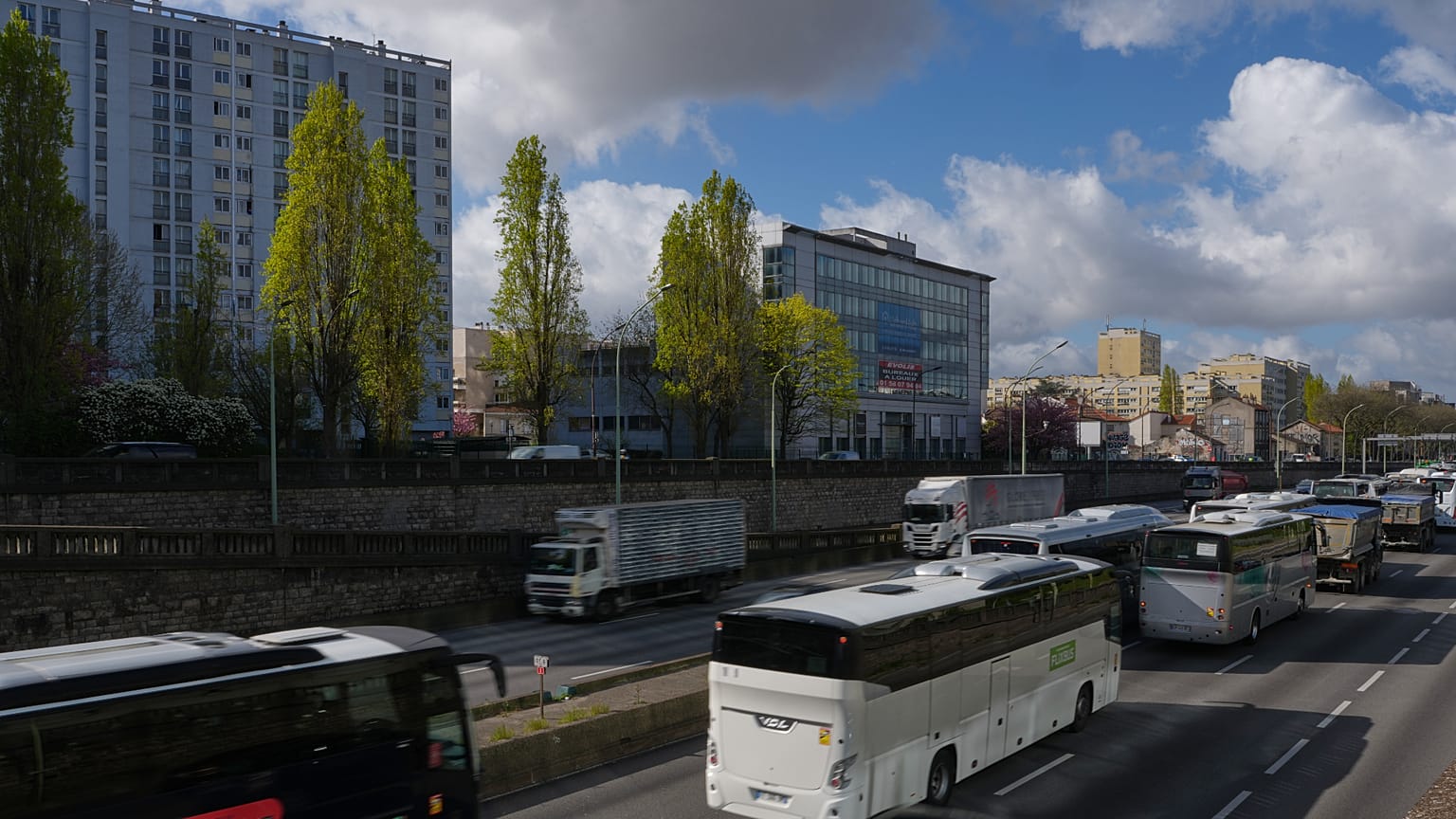 Autisti di camion e autobus in protesta rallentano il traffico sul Boulevard Périphérique di Parigi per denunciare l'aumento dei prezzi del carburante, lunedì 30 marzo 2026