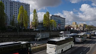 Yakıt fiyatlarındaki artışı protesto eden kamyon ve otobüs şoförleri, Paris çevre yolunda trafiği yavaşlatıyor, 30 Mart 2026 Pazartesi.